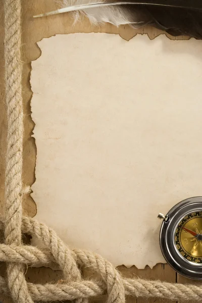 Touwen en kompas op oude vintage oude papier achtergrond — Stockfoto