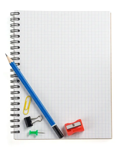 Potlood op gecontroleerde notebook geïsoleerd op wit — Stockfoto