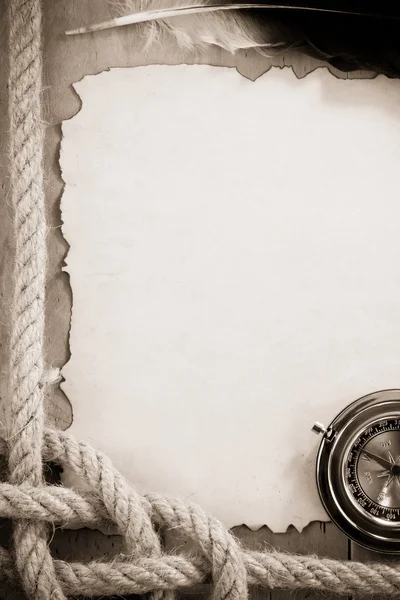 로프와 오래 된 빈티지 고 대 종이 배경 나침반 — 스톡 사진