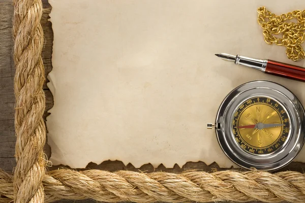 Канаты и компас на старинном старинном бумажном фоне — стоковое фото