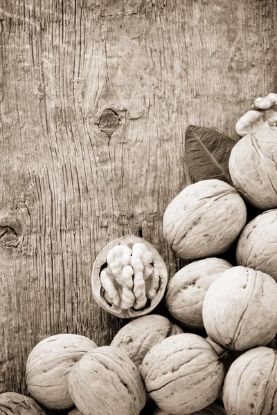 Nueces fruta sobre fondo de madera — Foto de Stock