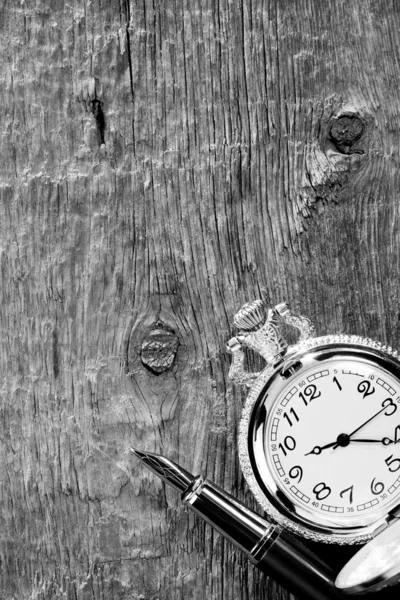 Caneta de tinta e relógio em madeira — Fotografia de Stock