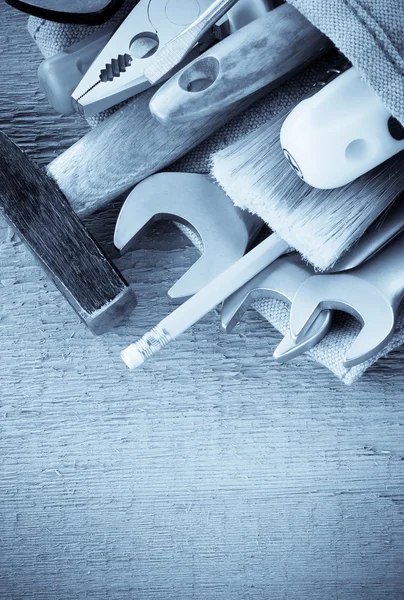 Набор инструментов и сумки на деревянной текстуре — стоковое фото