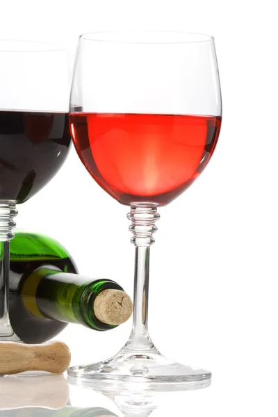 ワインはグラスとボトル白に白で隔離されるで — ストック写真