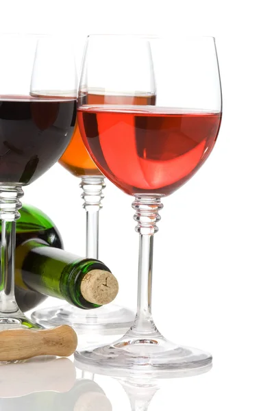 Rött vin i glas och flaska isolerad på vit — Stockfoto