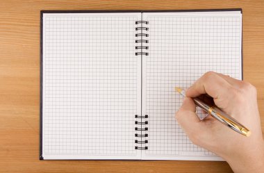 el üstünde defter kalem tarafından yazılı