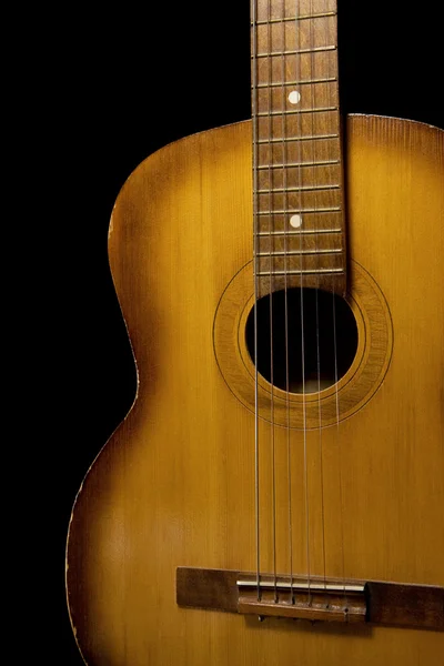 Siyah arka plan üzerinde klasik gitar — Stok fotoğraf