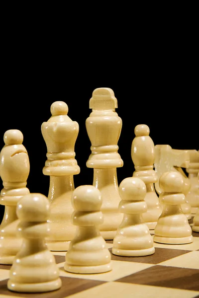 Schachfigur auf Brett isoliert auf Schwarz — Stockfoto
