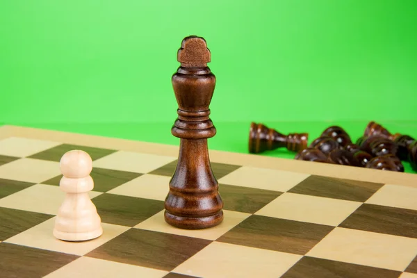 Pièce d'échecs sur fond vert — Photo