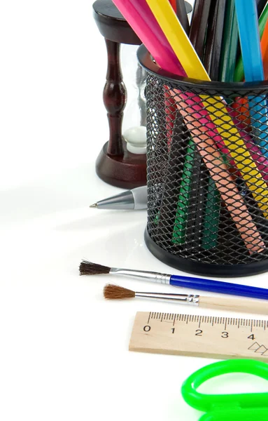 Пензлик, ручка та олівці в тримачі ізольовані на білому — стокове фото