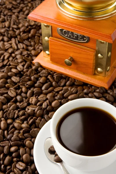 Kopje koffie en molen op bonen — Stockfoto