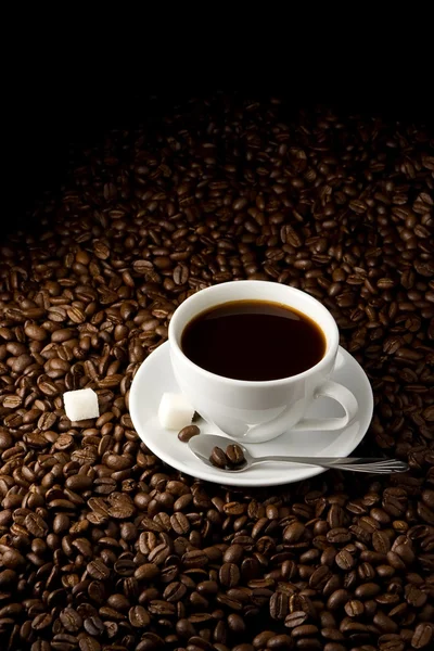 Kopp full på kaffebönor — Stockfoto