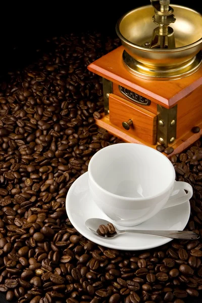 Lege cup en grinder op koffie bonen — Stockfoto