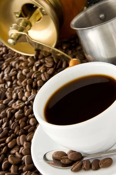 Xícara de café e moedor em grãos — Fotografia de Stock