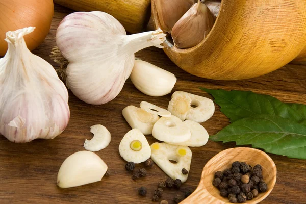 Garlic nutrition and healthy food on wood — Stock Photo, Image