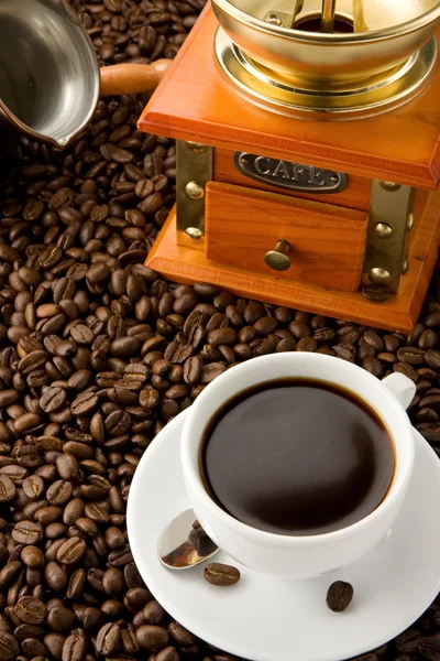 Измельченные бобы и чашка кофе — стоковое фото