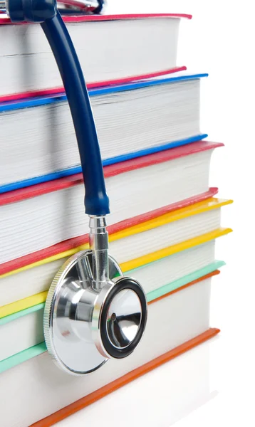 Högen av böcker och stetoskop isolerad på vit — Stockfoto
