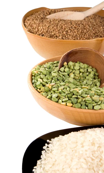Reis, Erbsen und Buchweizen im Teller isoliert auf weiß — Stockfoto