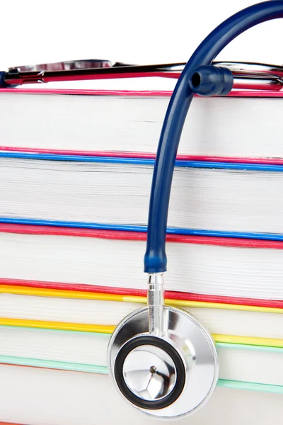 Högen av böcker och stetoskop isolerad på vit — Stockfoto