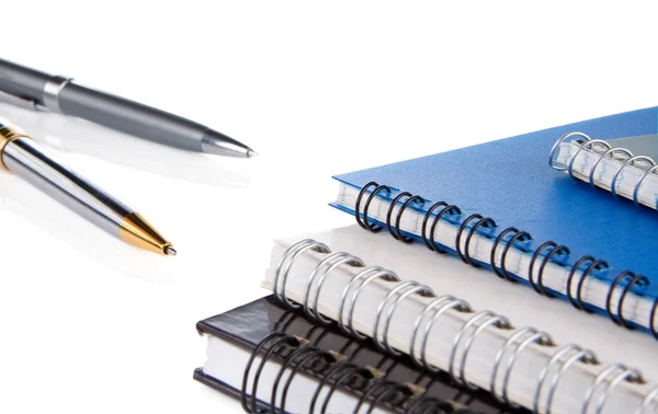 Pen en notepad op wit wordt geïsoleerd — Stockfoto