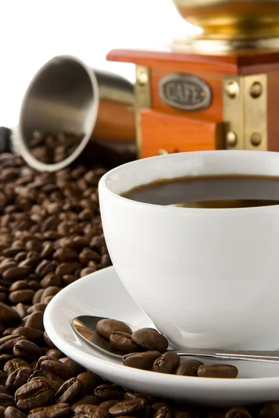 Csésze kávé és a bab elszigetelt fehér — Stock Fotó