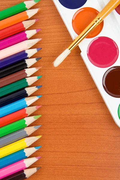 Paleta de pintores com pincel e lápis — Fotografia de Stock