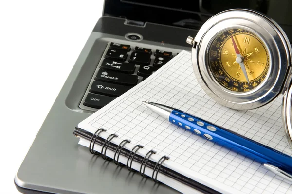 Anteckningsboken laptop, kompass och blå penna isolerad på vit — Stockfoto