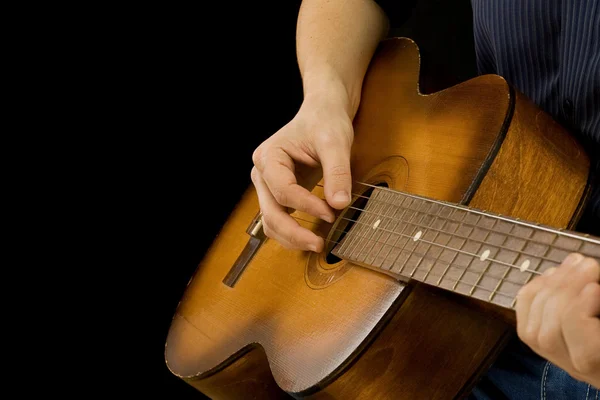 Guitarra e homem em isolado em preto — Fotografia de Stock