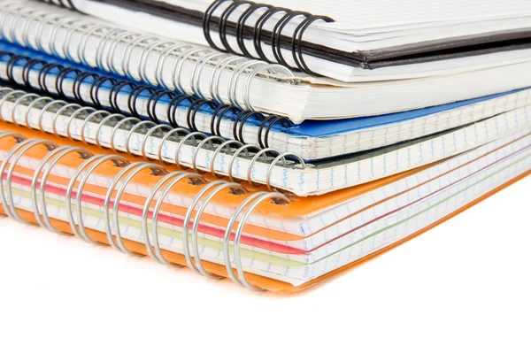 Högen av kontrollerade notebook isolerad på vit — Stockfoto