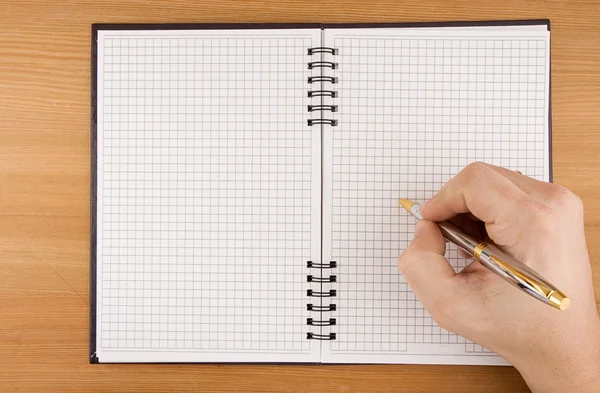 Ruční psaní perem na notebook — Stock fotografie