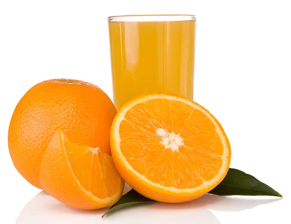 Saft und Orangen isoliert auf weiß — Stockfoto