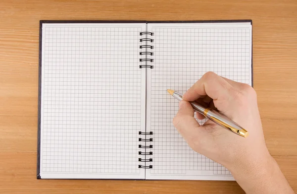 Ruční psaní perem na notebook — Stock fotografie