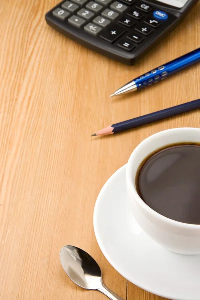 Penna, penna och kopp kaffe på trä — Stockfoto