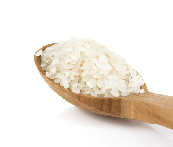 Рис в деревянной ложке изолирован на белом — стоковое фото