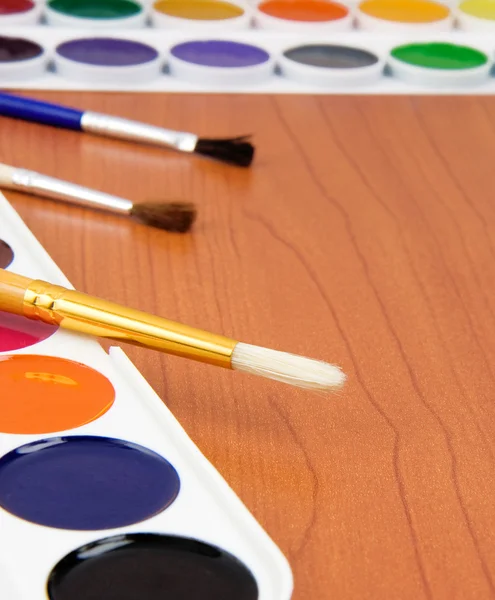 Pincel y paleta de pintores sobre mesa —  Fotos de Stock
