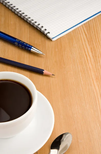 Işaretli bağlayıcı pad ve kahve — Stok fotoğraf