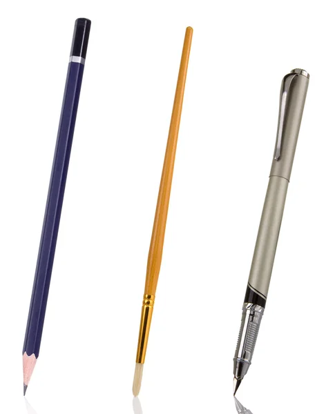 Penna, penna och pensel isolerad på vit — Stockfoto
