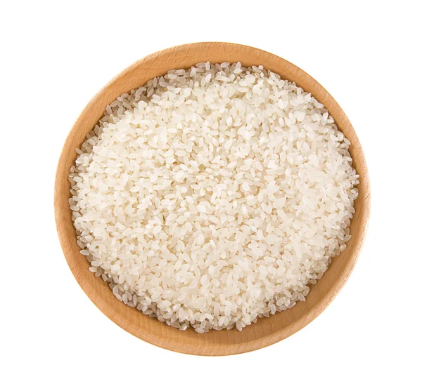 Grano de arroz en placa de madera aislada en blanco — Foto de Stock