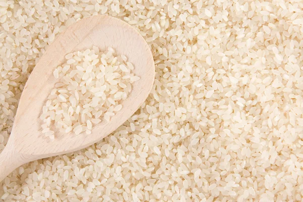 Рис в дерев'яній ложці — стокове фото