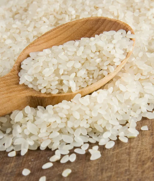Ris spannmål i trä sked — Stockfoto