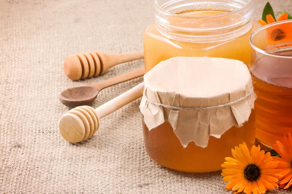 Med, květin a medu ve sklenici po — Stock fotografie
