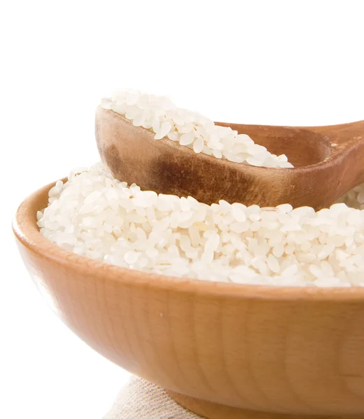 Tahta üzerinde beyaz izole kaşık pirinç tahıl — Stok fotoğraf