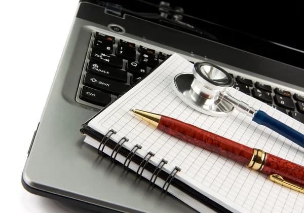 Estetoscópio em notebook laptop isolado em branco — Fotografia de Stock