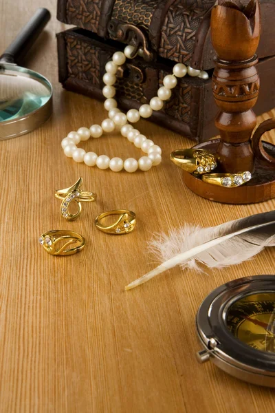 Old fashioned jewels and feather — Stock Photo, Image