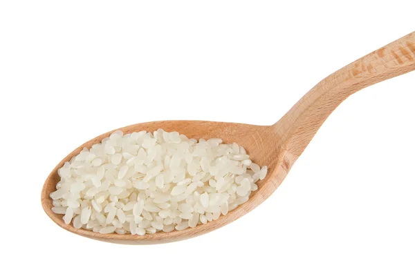 Ryż w drewnianą łyżką na białym tle — Zdjęcie stockowe