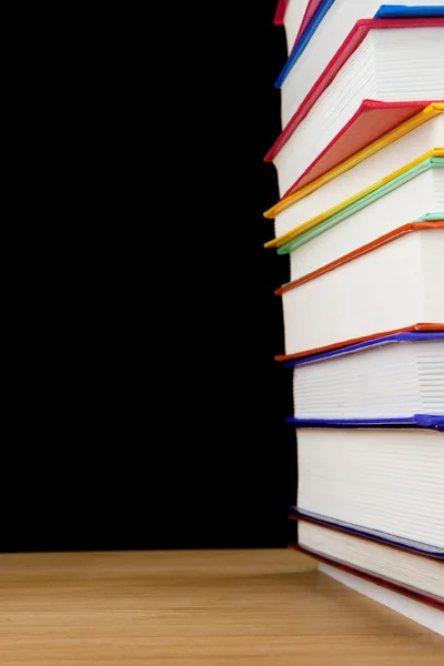 Stapel boeken geïsoleerd op zwart — Stockfoto