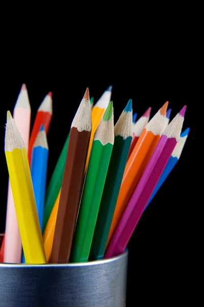 Bleistifte im Etui isoliert auf schwarz — Stockfoto