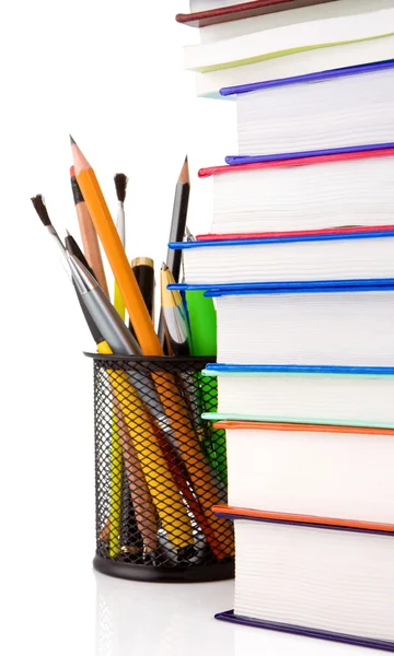 Livros e cesta de suporte com lápis isolados em branco — Fotografia de Stock