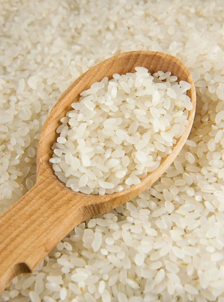 Grão de arroz na colher — Fotografia de Stock