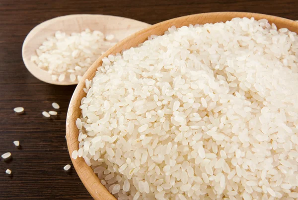 Pirinç ve tahta kaşıkla plaka — Stok fotoğraf